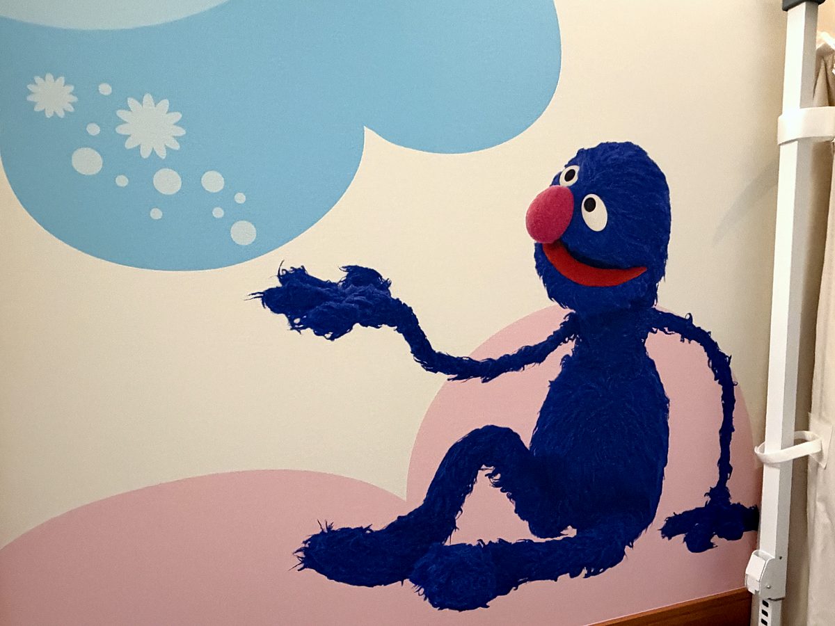 のんびりくつろぐグローバーの壁画