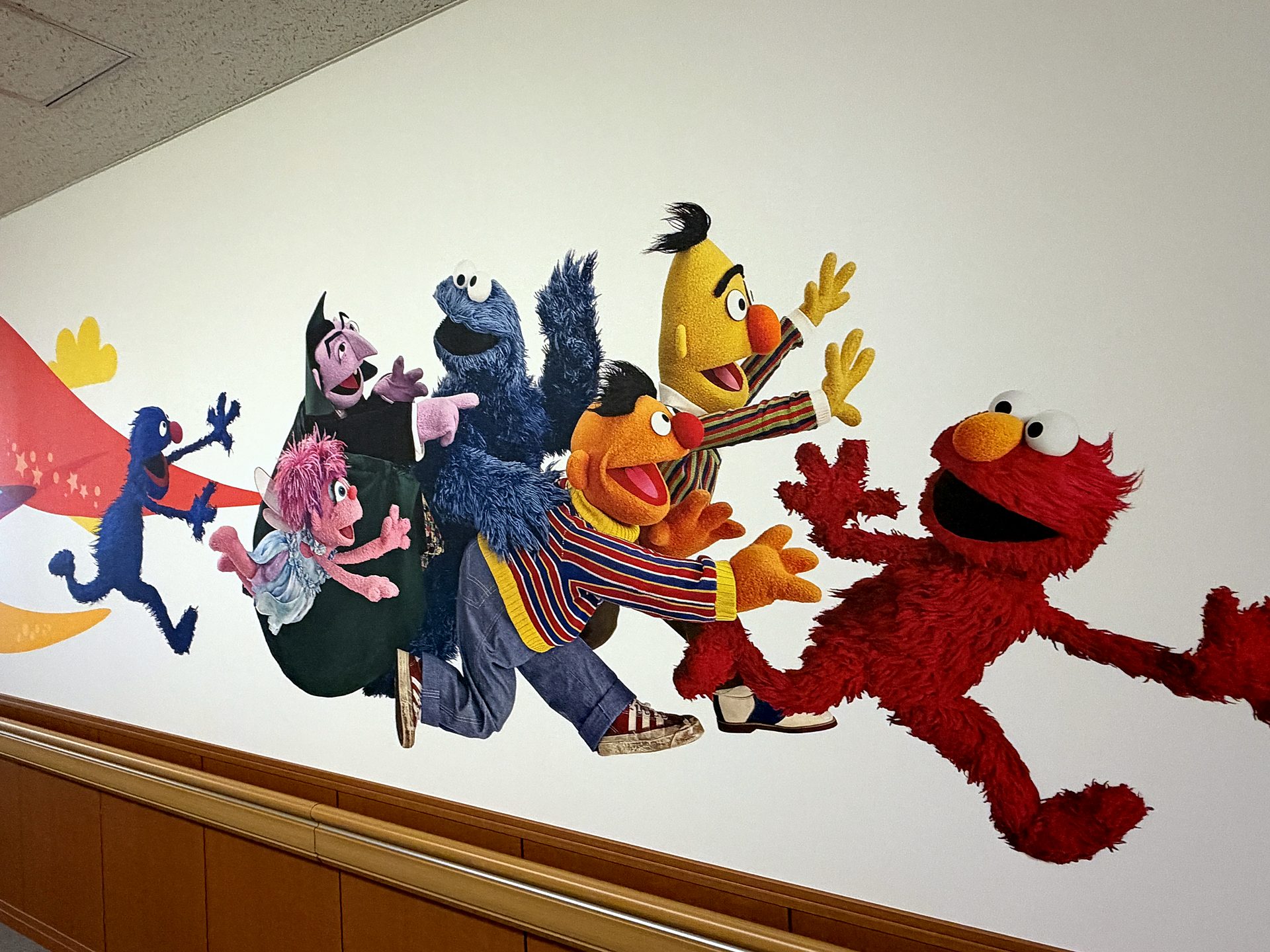 病棟の壁いっぱいに描かれたセサミストリートの仲間たち