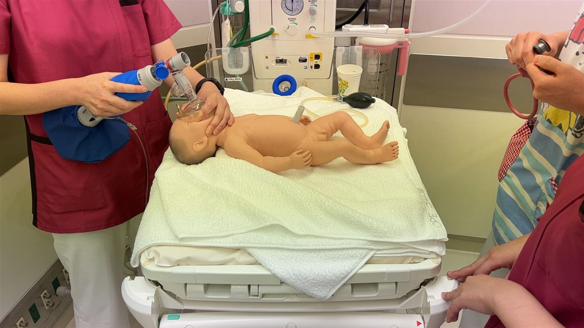 新生児蘇生法の院内研修の様子
